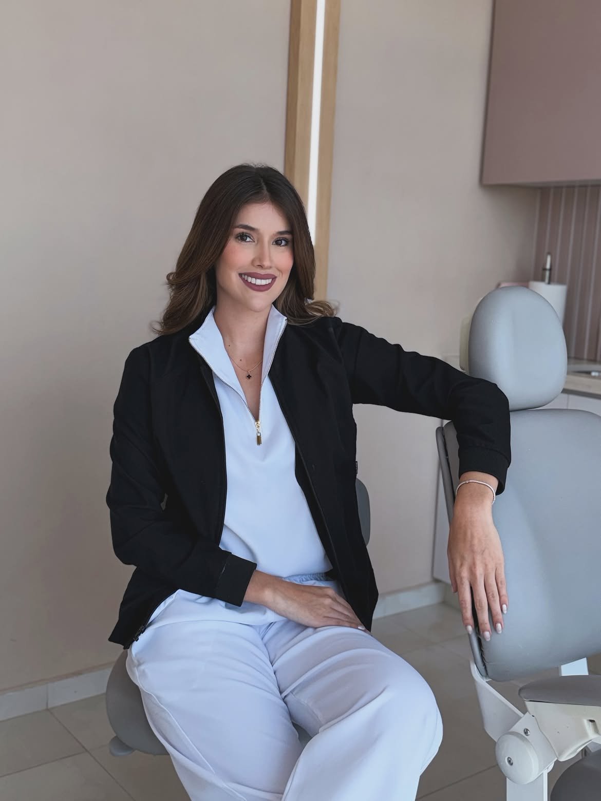 Od. Delia Santander en su consultorio